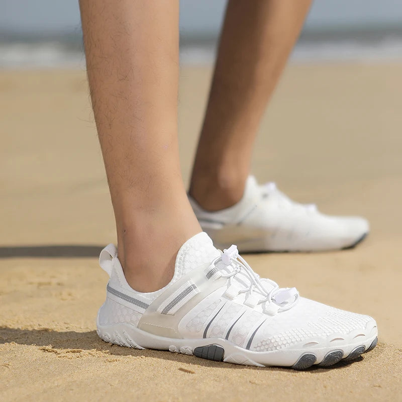 Blauwe unisex aquaschoenen met ultieme grip, perfect voor zwemmen, varen en alle wateractiviteiten.