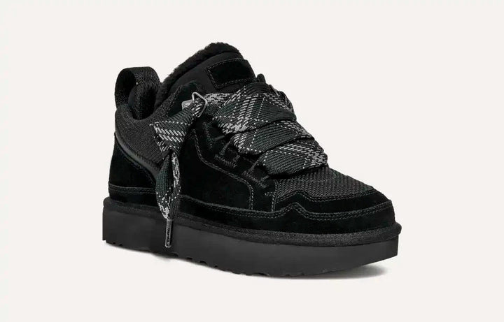 Zwarte unisex suède sneakers, warm en comfortabel, perfect voor winterse omstandigheden.