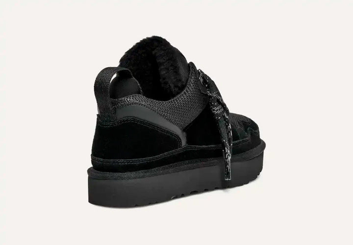 Comfortabele unisex suède schoenen, ideaal als warme instappers voor de winterperiode.