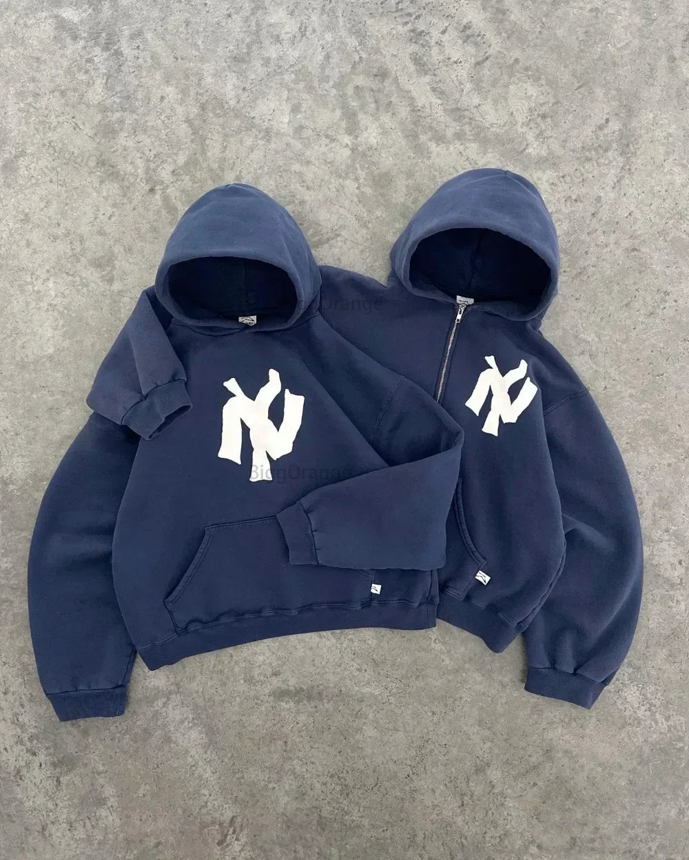 Close-up van de unieke abstracte kunst print op deze Y2K hoodie, perfect voor een artistieke streetwear look.