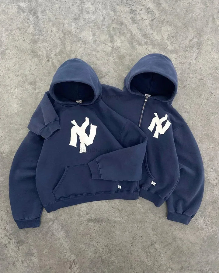 Close-up van de unieke abstracte kunst print op deze Y2K hoodie, perfect voor een artistieke streetwear look.