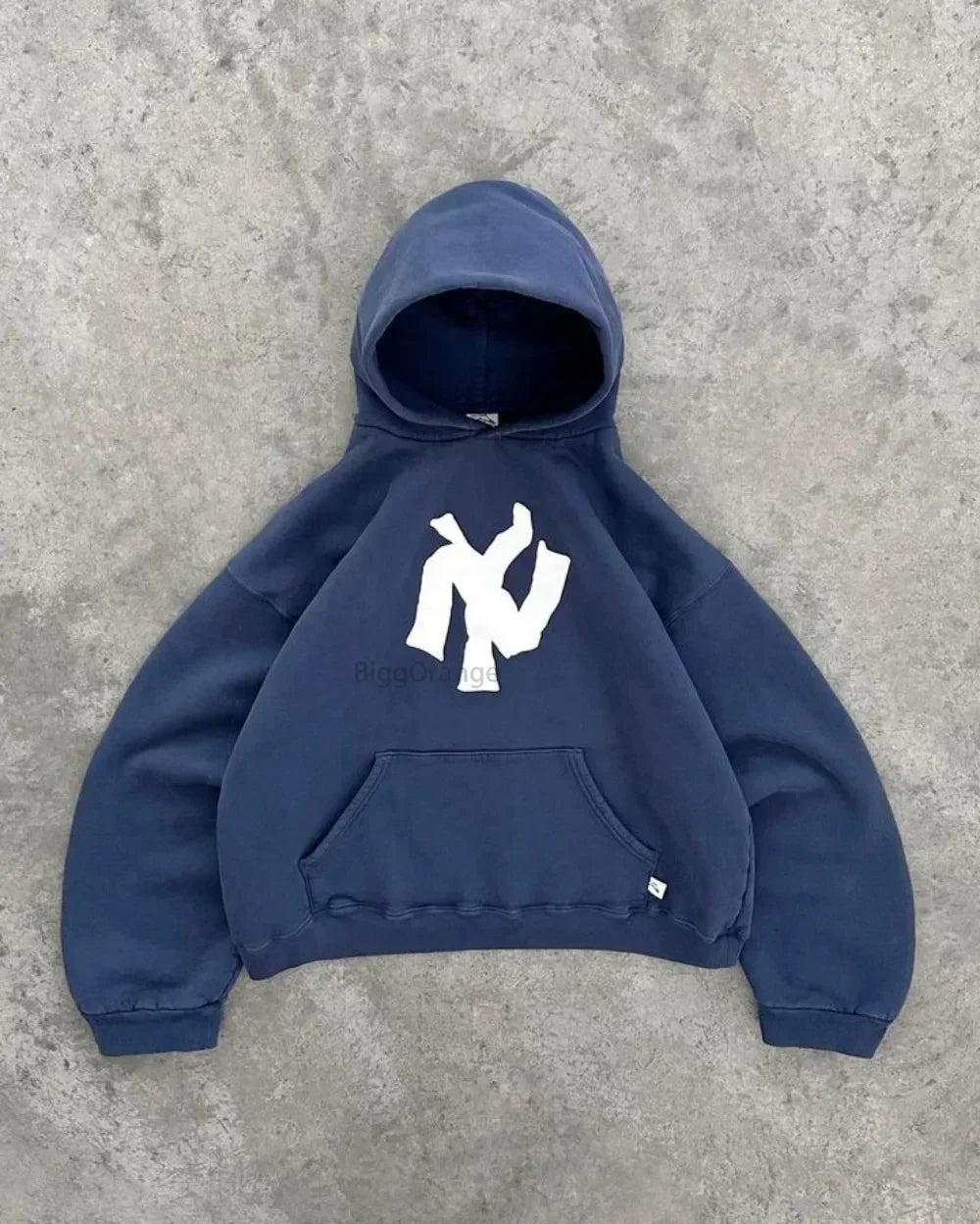 Model draagt comfortabele unisex Y2K oversized hoodie met levendige abstracte kunst, perfect voor een casual look.