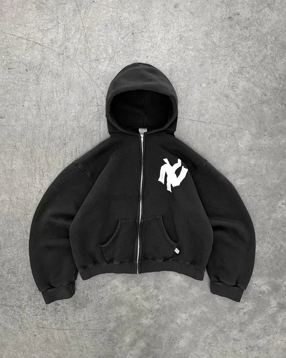 Rugzicht van model in oversized Y2K hoodie met opvallende abstracte kunst design, ideaal voor streetwear.