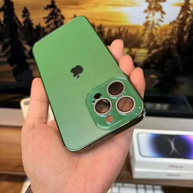 iPhone in beschermhoes: Telefoon met perfect passende slanke hoes, toont gemakkelijke toegang tot poorten en knoppen.