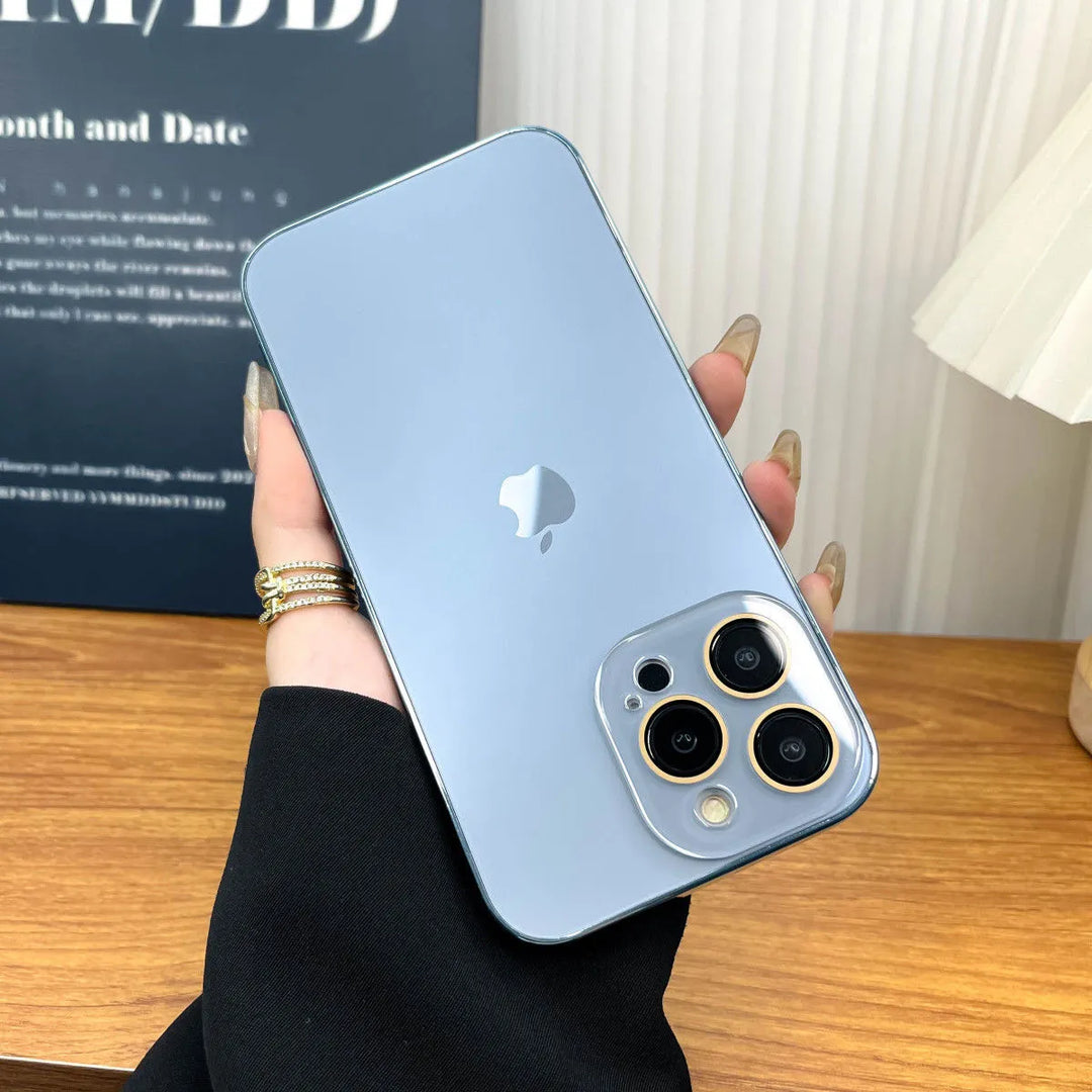 Achterzijde iPhone hoesje: Met nadruk op verhoogde camerarand en precieze uitsparingen voor ultieme camerabescherming.