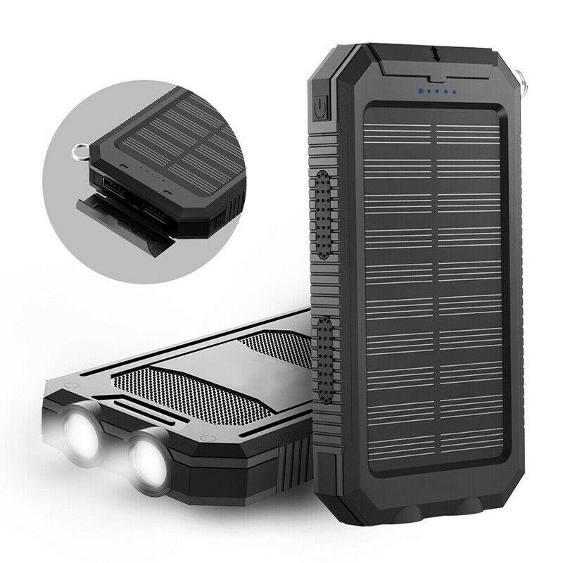 Zonne-powerbank 20000mAh bevestigd aan rugzak. Waterdichte externe oplader voor kamperen en outdoor gebruik.