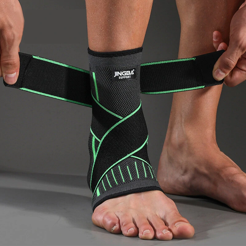 Universele compressie enkelbrace voor optimale steun en pijnverlichting bij sportblessures.