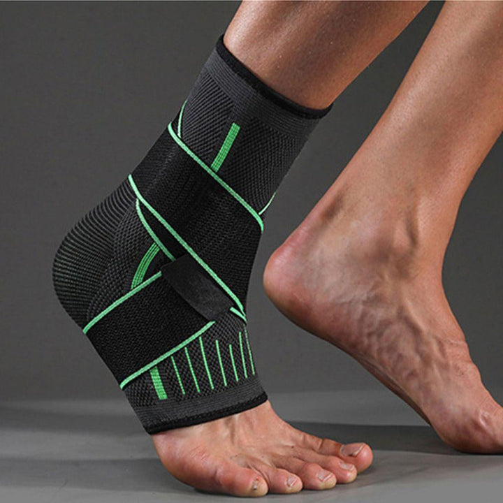 Zwarte compressie enkelbrace met ademend materiaal voor comfortabele enkelsteun tijdens revalidatie.