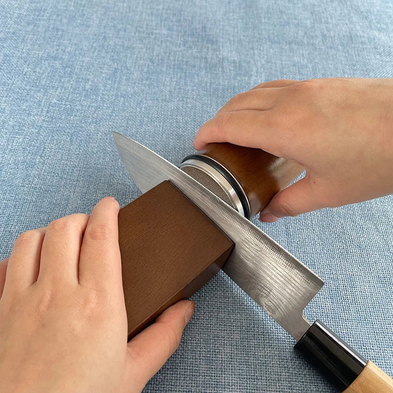 Stijlvolle messenslijper met compact design, ideaal voor het slijpen van diverse messen in de keuken.