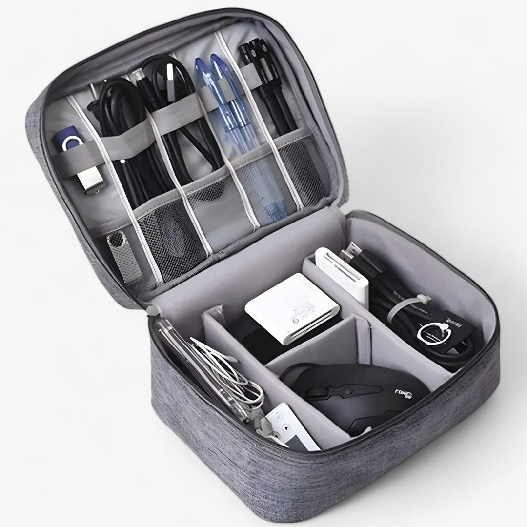 Open TechTidy reis gadget organizer toont elastische lussen en mesh vakken voor kabels en USB-drives.