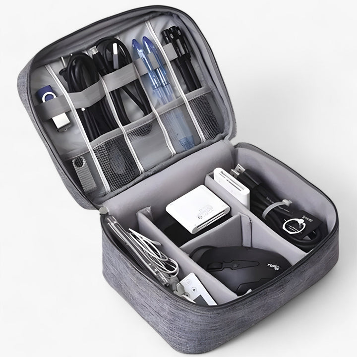 Open TechTidy reis gadget organizer toont elastische lussen en mesh vakken voor kabels en USB-drives.