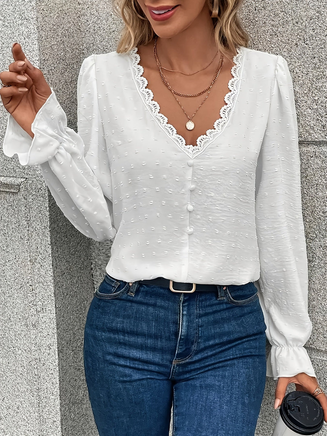 "V-Hals blouse met lange mouwen, elegante kantkraag, lichtgewicht stof en verfijnde uitstraling, voorkant aanzicht."