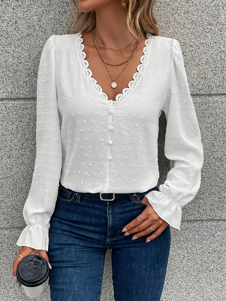 "V-Hals blouse met lange mouwen, elegante kantkraag, lichtgewicht stof en verfijnde uitstraling, voorkant aanzicht."