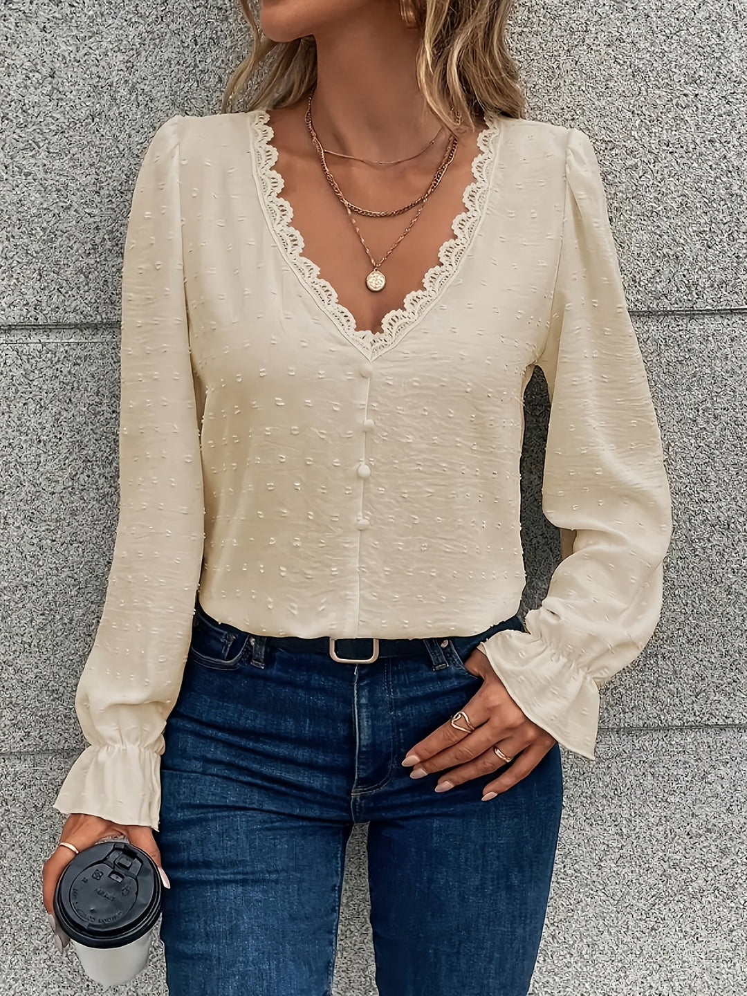 "V-Hals blouse met lange mouwen, elegante kantkraag, lichtgewicht stof en verfijnde uitstraling, voorkant aanzicht."