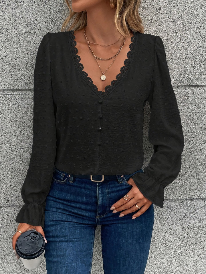 "V-Hals blouse met lange mouwen, elegante kantkraag, lichtgewicht stof en verfijnde uitstraling, voorkant aanzicht."