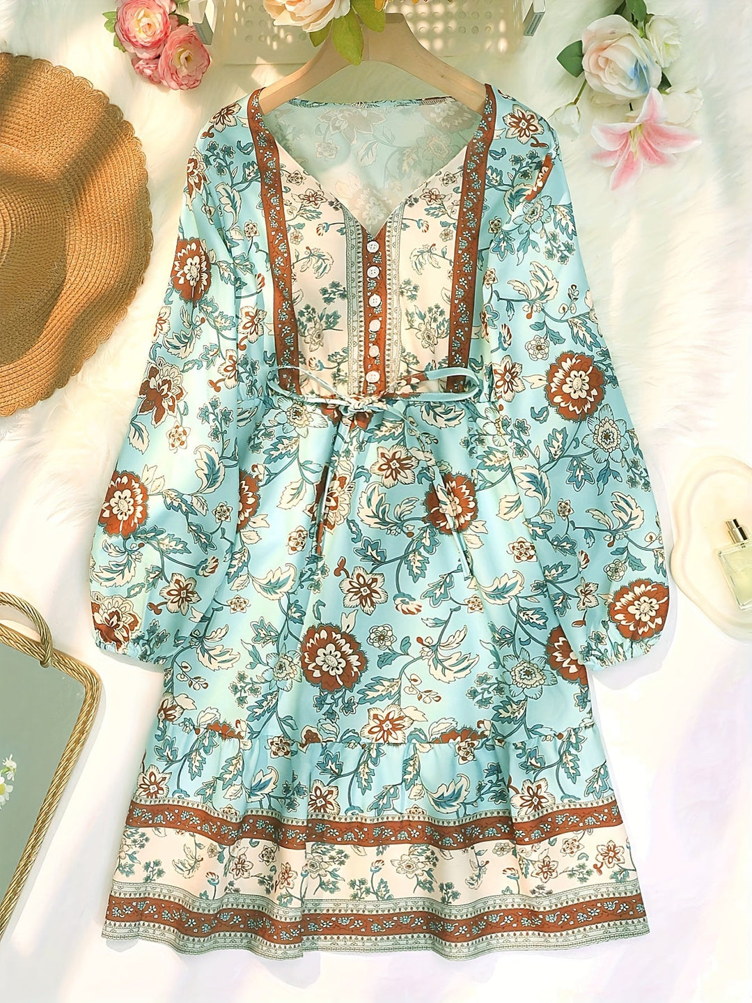 "Veelkleurige Boho Chic jurk met V-hals en ruches, lichtgewicht en ademend, perfect voor zomerse flair en comfort."