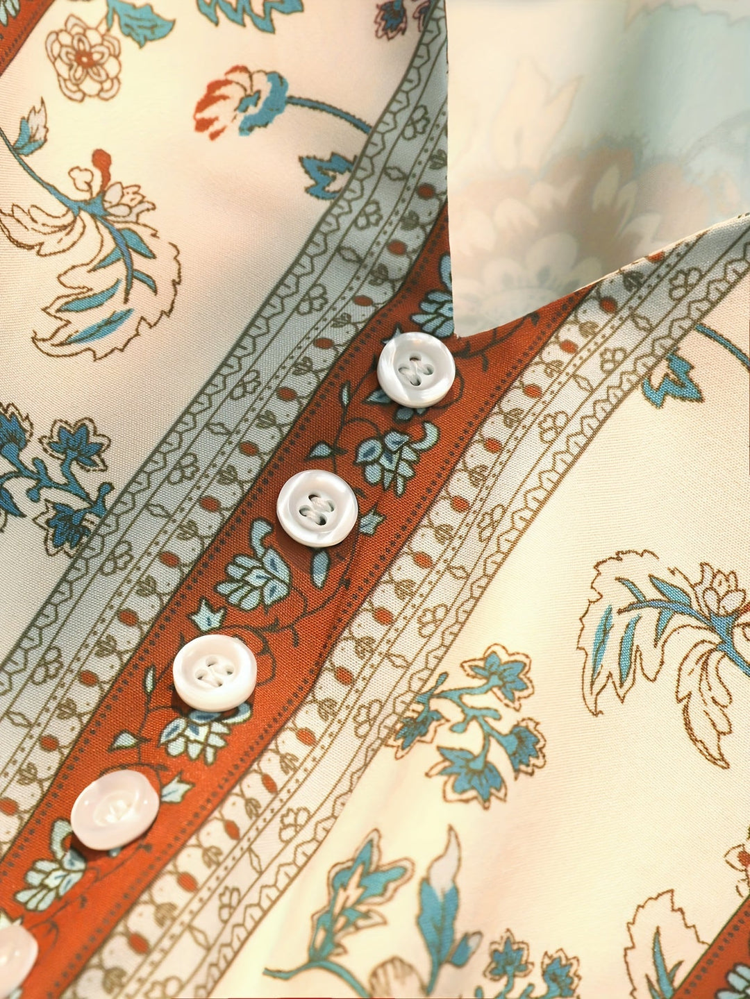 "Veelkleurige Boho Chic jurk met V-hals en ruches, lichtgewicht en ademend, perfect voor zomerse flair en comfort."