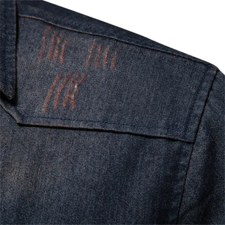 Detail van de knoopsluiting en kraag van dit comfortabele heren overhemd met lange mouwen. Geschikt voor casual/formeel.