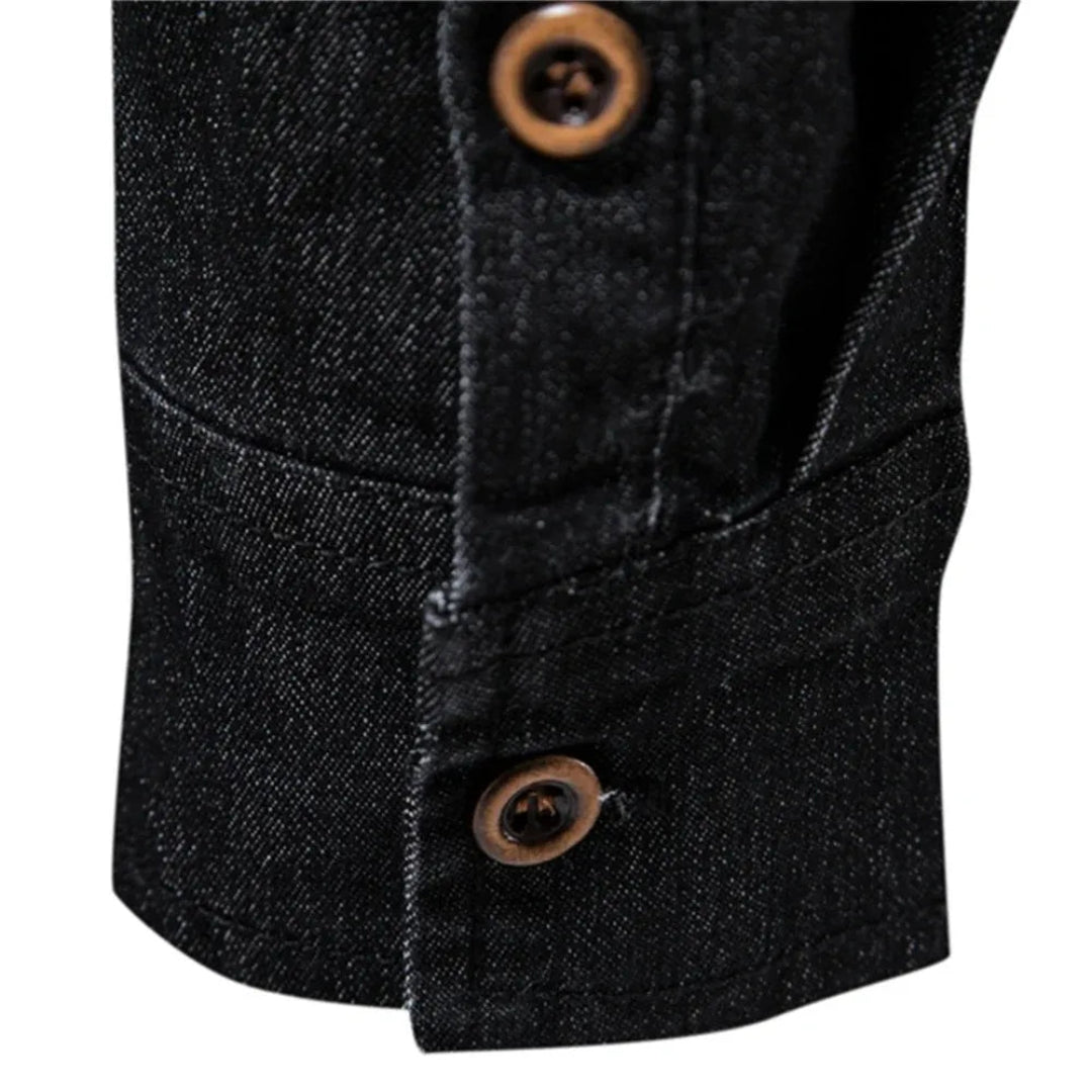 Man draagt casual heren overhemd met lange mouwen, knoopsluiting. Comfortabele lentemode voor een ontspannen look.