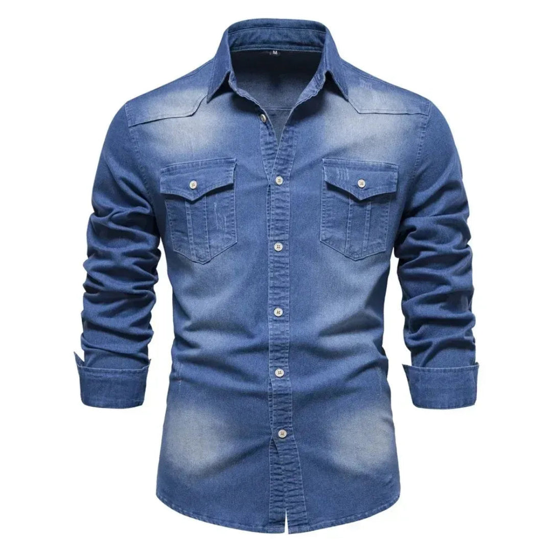 Man draagt formeel heren overhemd met lange mouwen. Tijdloos shirt, perfect voor zakelijke of nette kleding.