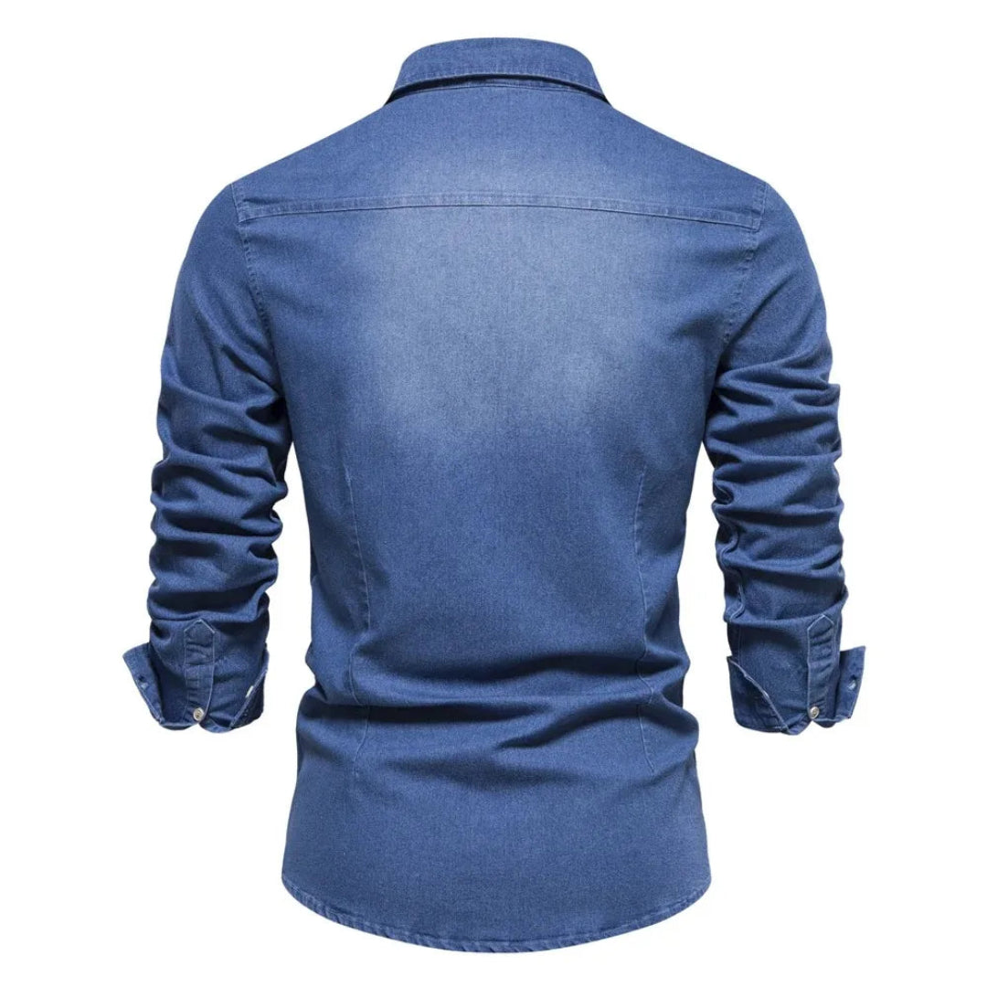 Netjes gevouwen heren overhemd met lange mouwen, klaar om te dragen. Veelzijdig en comfortabel shirt voor mannenmode collectie.