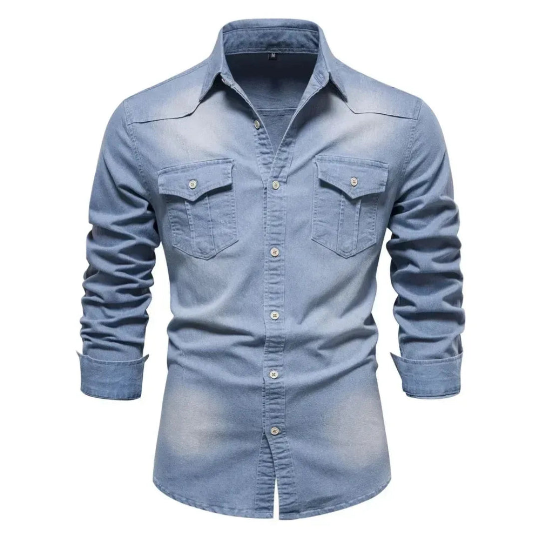Detail van de lange mouw en manchet van dit comfortabele heren overhemd. Tijdloos design voor herfst- en lentemode.