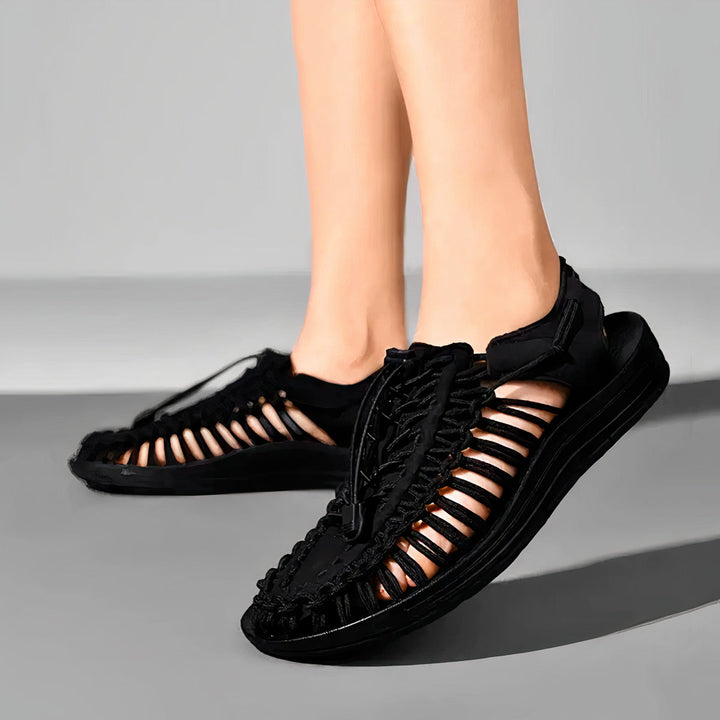 "Veelzijdige witte zomersandalen voor heren, luchtig ontwerp met ergonomische pasvorm, ideaal voor zomeractiviteiten."