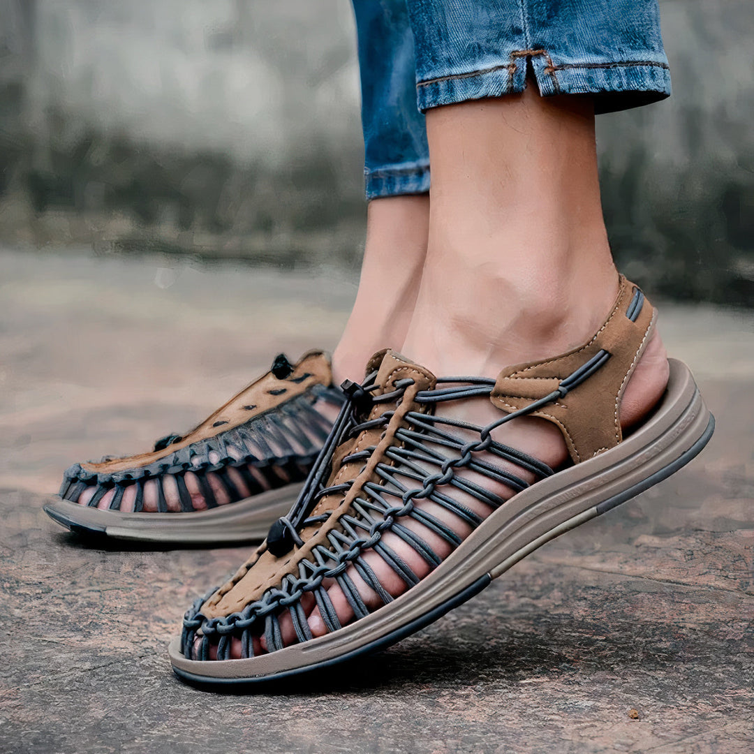 "Veelzijdige witte zomersandalen voor heren, luchtig ontwerp met ergonomische pasvorm, ideaal voor zomeractiviteiten."