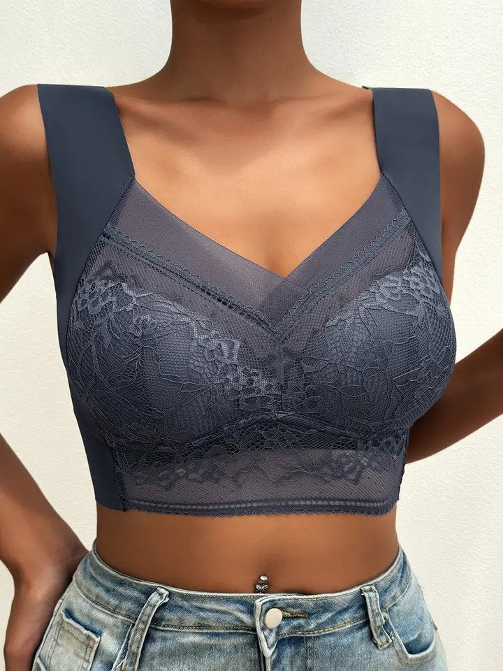 "Verfijnde kant bralette met elegante brede schouderbanden voor luxe ondersteuning en stijlvolle uitstraling."