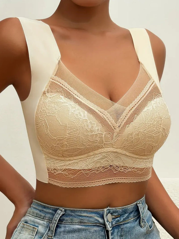 "Verfijnde kant bralette met elegante brede schouderbanden voor luxe ondersteuning en stijlvolle uitstraling."