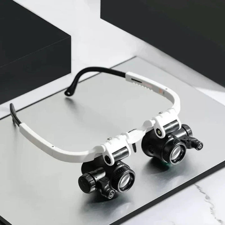 "Vergrootglas bril met LED-verlichting, verstelbare lenzen en witte afwerking voor precieze hobby- en professionele taken"