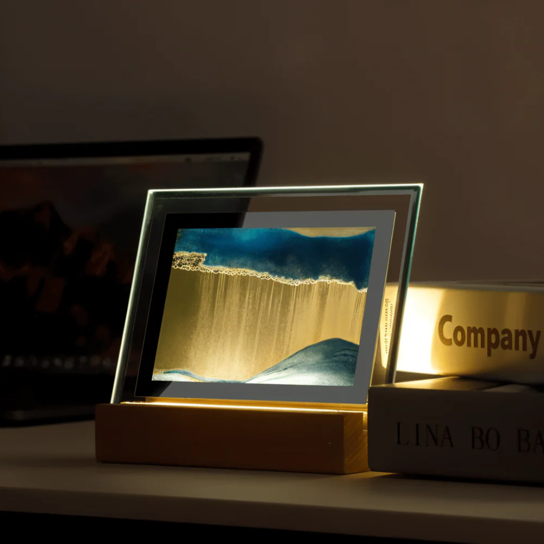 "Verlichte 3D zandsculptuur nachtlamp met LED, natuurlijke materialen en wisselende zandlandscapes voor rust en stijl."