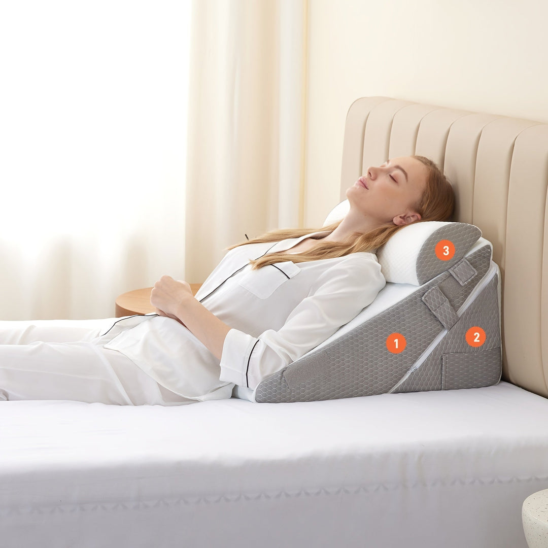 Verstelbaar wigkussen RelaxPlus voor rug- en beenondersteuning, ideaal voor herstel en slaapcomfort.