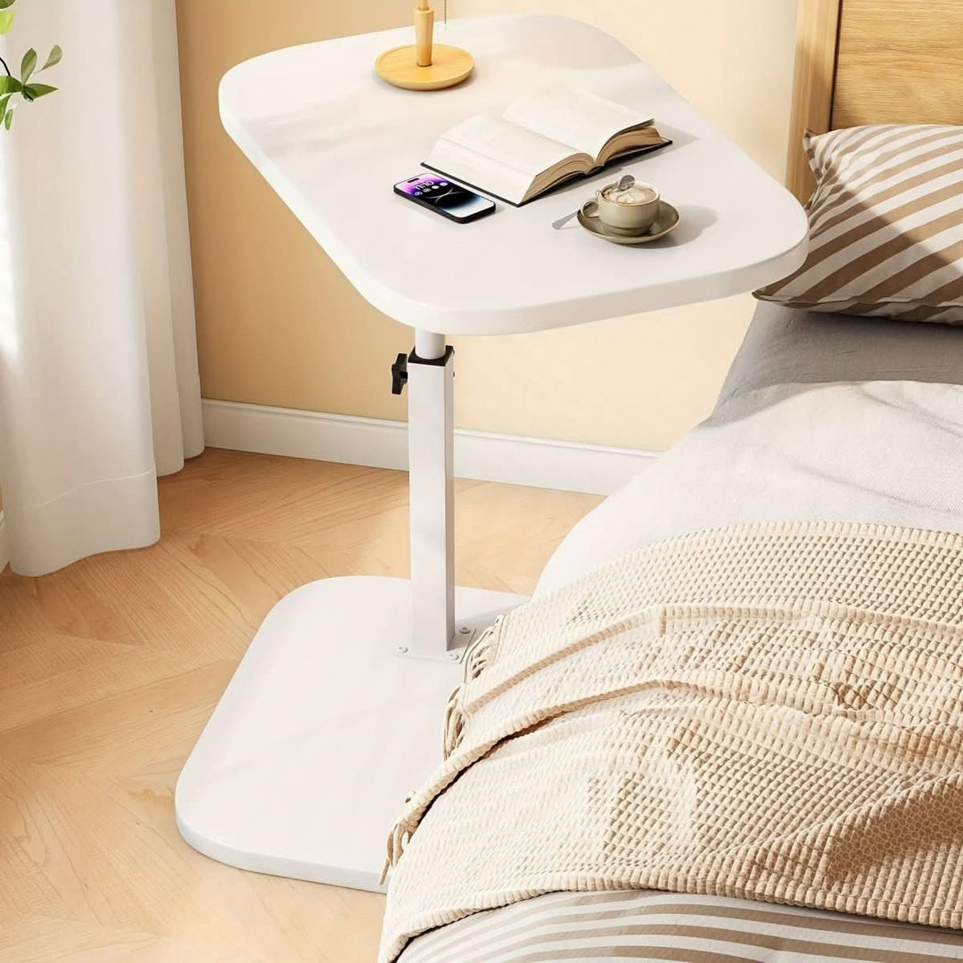 Elegante verstelbare bijzettafel van modern hout en metaal, multifunctioneel voor bank en bed. Geschikt voor elke kamer.
