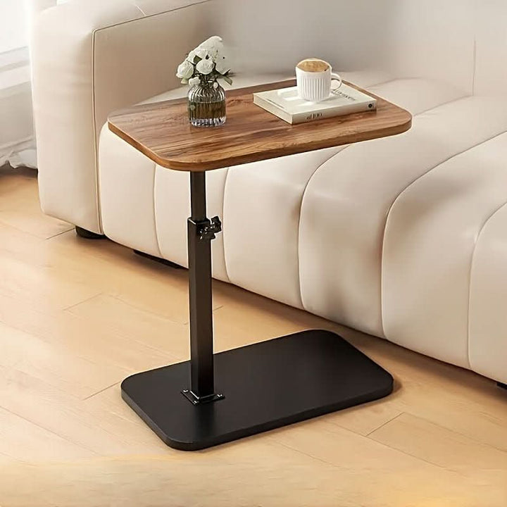 Moderne verstelbare bijzettafel met houten blad en metalen frame, perfect als multifunctionele bank- of bedtafel.