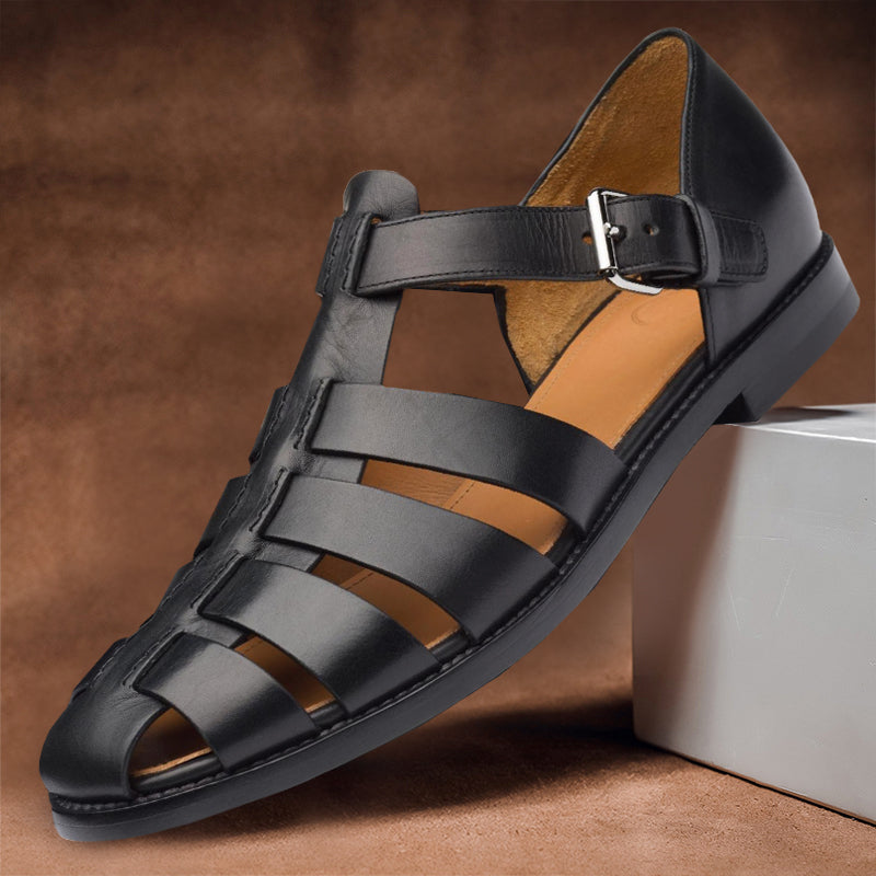"Verstelbare leren sandalen voor heren met elegante gesp en robuuste details, ideaal voor zomercomfort en stijl."