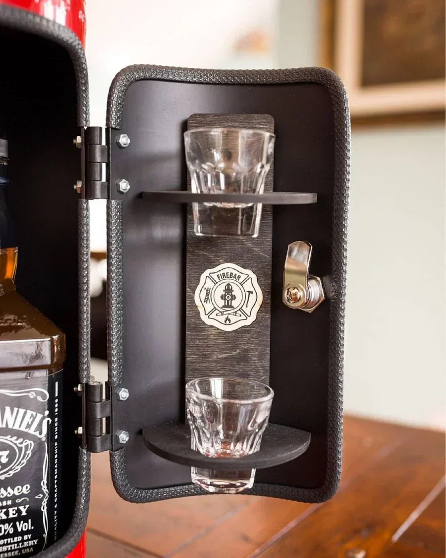 Mancave accessoire: Verstopte bar in brandblusser design, verrassende opslag voor drankflessen, een echte eye-catcher.