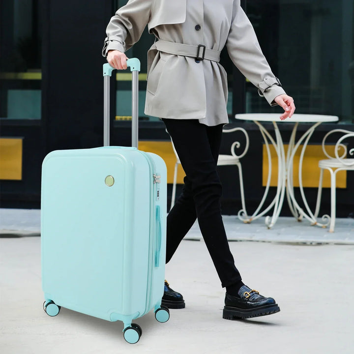 Groene en roze hardshell kofferset voor duurzaam reizen, met 360° spinner wielen en cijferslot.