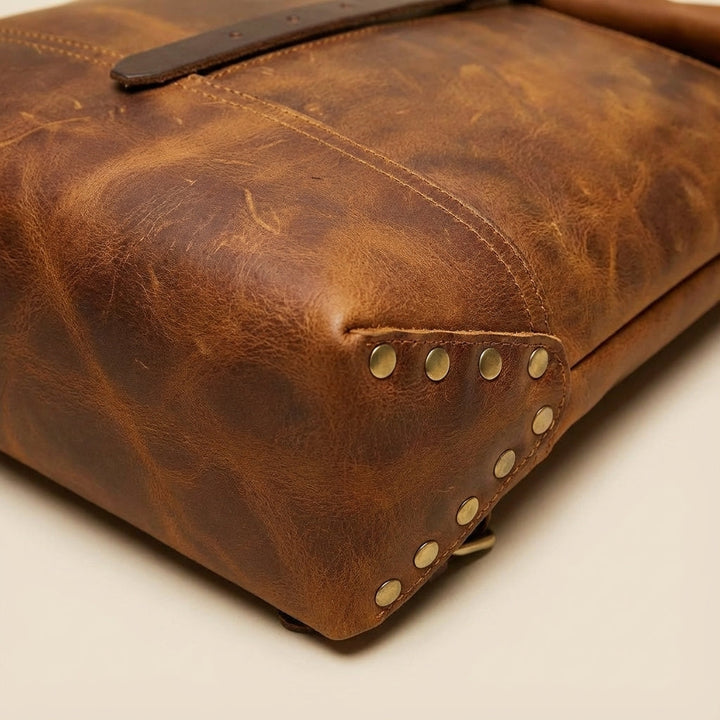 Bruine Crazy Horse leren rugzak, vintage stijl. Duurzame, handgemaakte TrailForge reistas voor heren met kwaliteit.