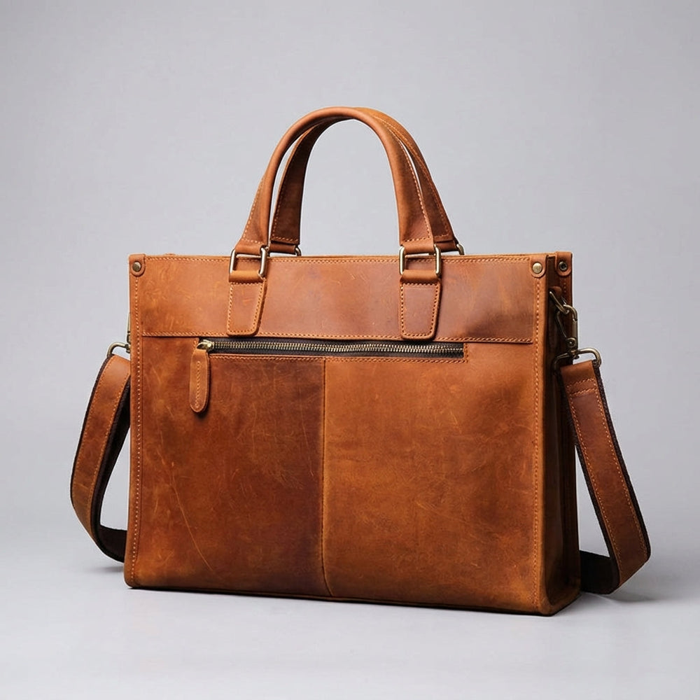 Authentieke bruine vintage laptoptas met schouderriem, perfect als zakelijke werktas voor je computer.