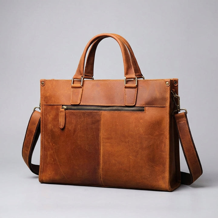 Authentieke bruine vintage laptoptas met schouderriem, perfect als zakelijke werktas voor je computer.
