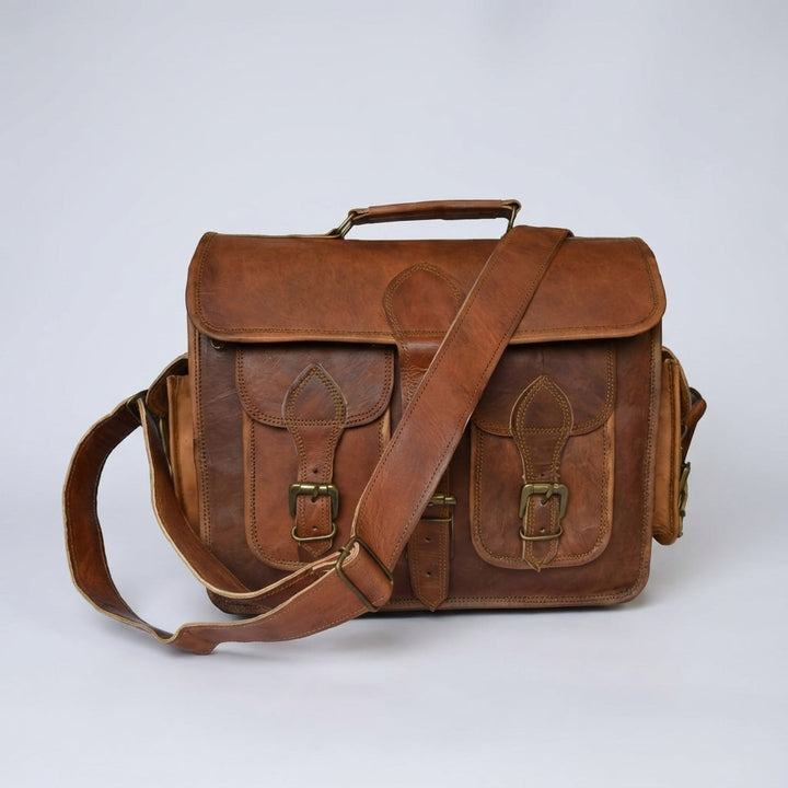 Bruine vintage schoudertas van geitenleer, perfect als laptoptas voor werk of studie.