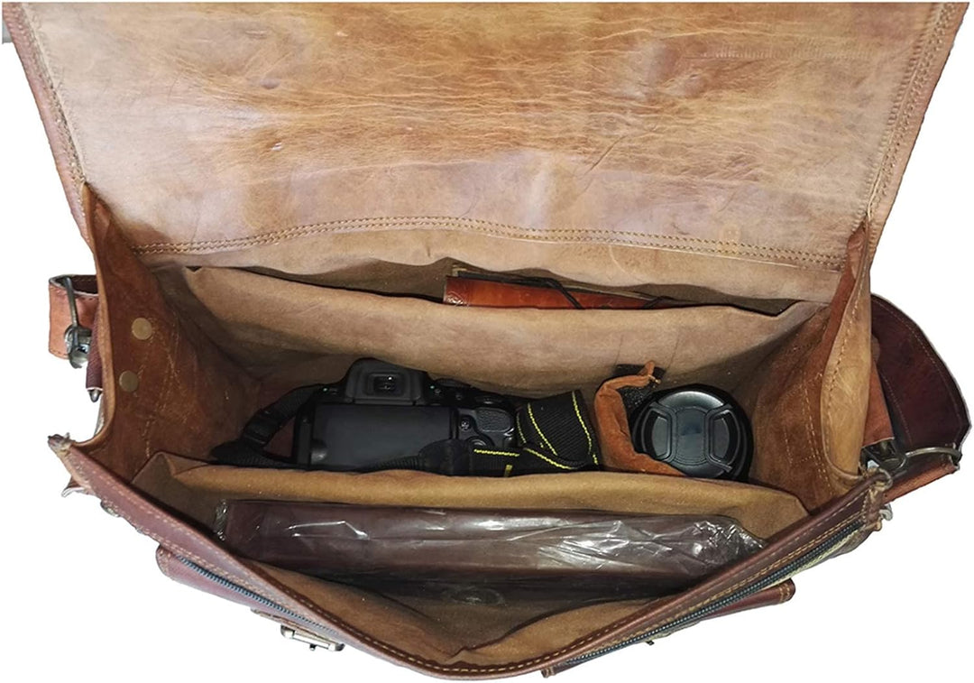 Compacte bruine vintage reistas van duurzaam geitenleer, met handige vakken voor onderweg.