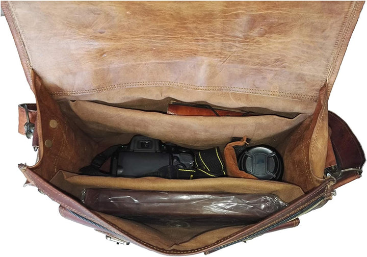 Compacte bruine vintage reistas van duurzaam geitenleer, met handige vakken voor onderweg.