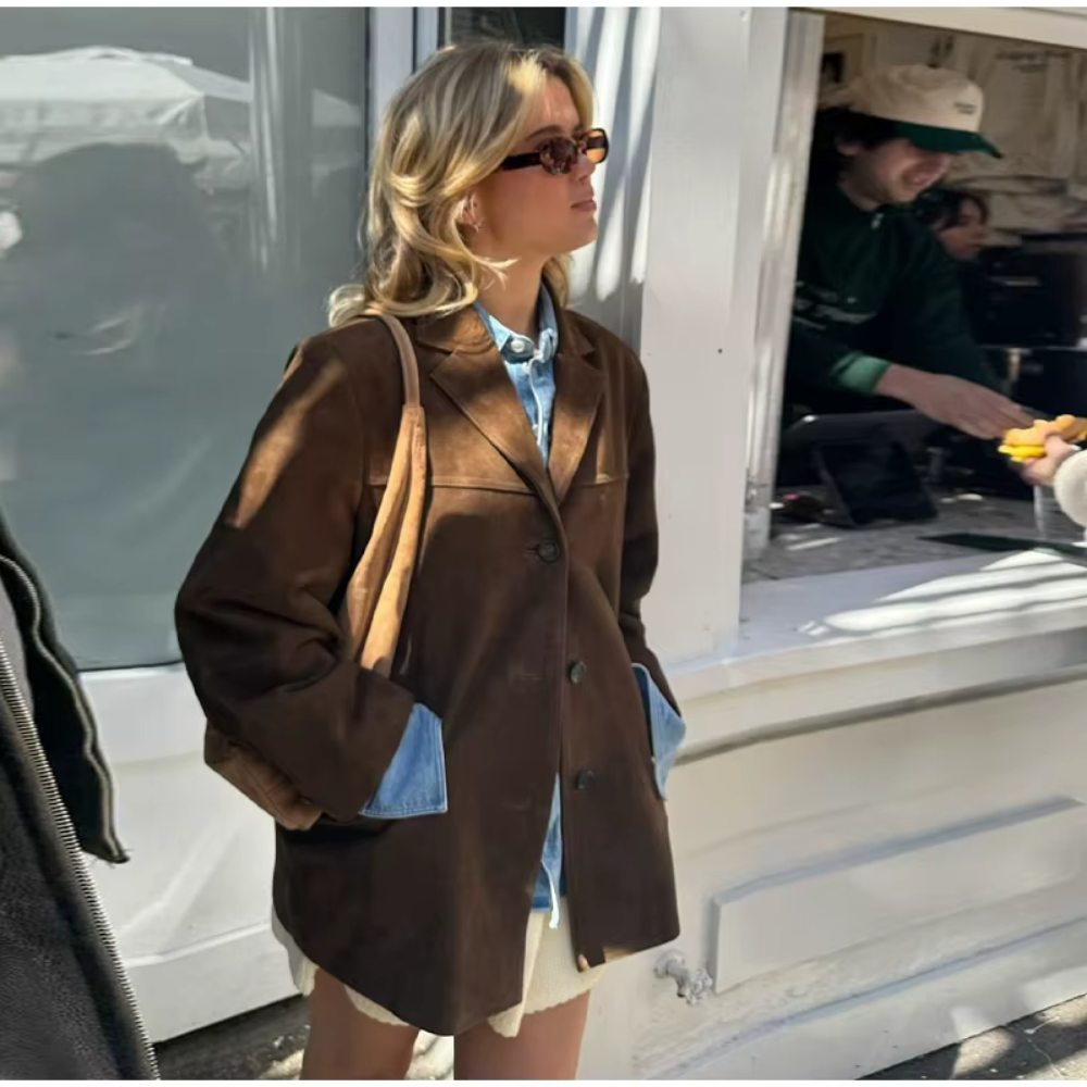 "Vintage oversized dames suède blazer, elegant en stijlvol, beige kleur met losse pasvorm voor een moderne en luxe uitstralin