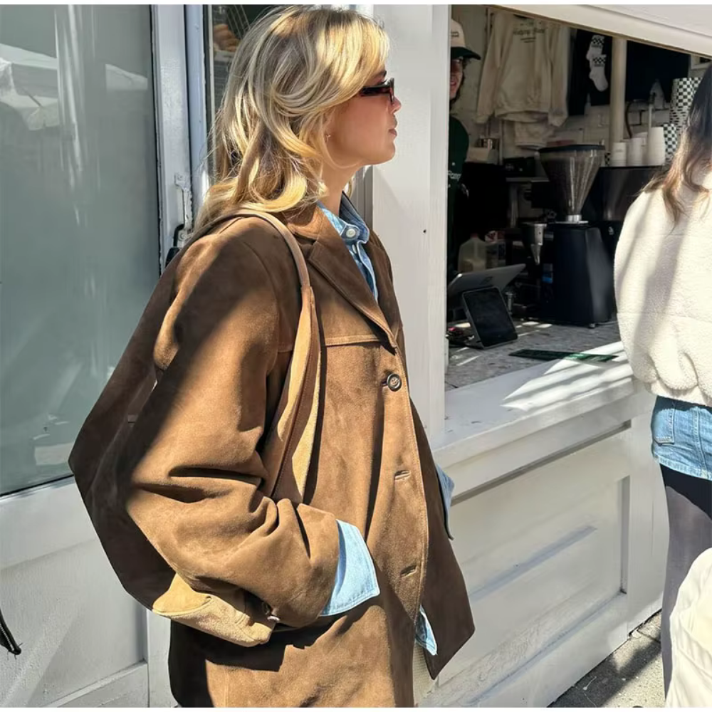 "Vintage oversized dames suède blazer, elegant en stijlvol, beige kleur met losse pasvorm voor een moderne en luxe uitstralin