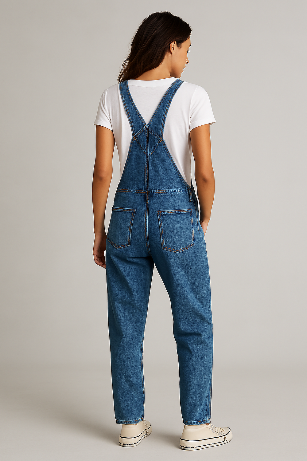 "Voorzijde dames denim jumpsuit, trendy en comfortabel, met een casual maar elegante uitstraling, verstelbare schouderbanden.