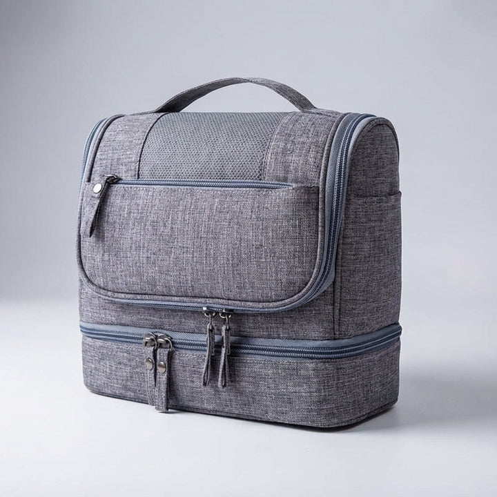 Open Voyageluxe dubbelvak toilettas vol met reisbenodigdheden, perfecte organizer voor op vakantie.