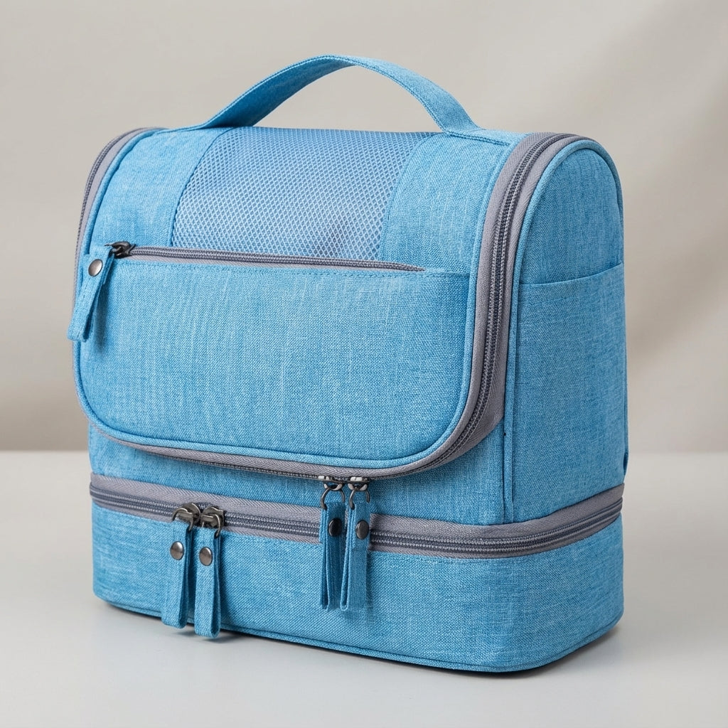 Voyageluxe reistoilettas klaarliggend voor vertrek, een must-have voor al je toiletartikelen.