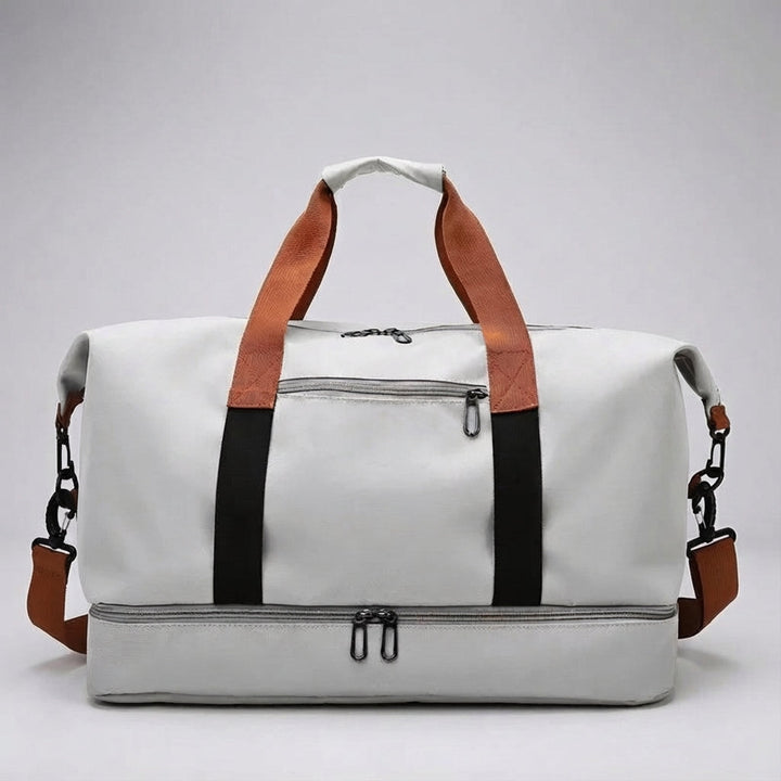 Functionele gymtas voor sport en reizen, met gescheiden vakken voor natte kleding en schoenen; makkelijk georganiseerd.
